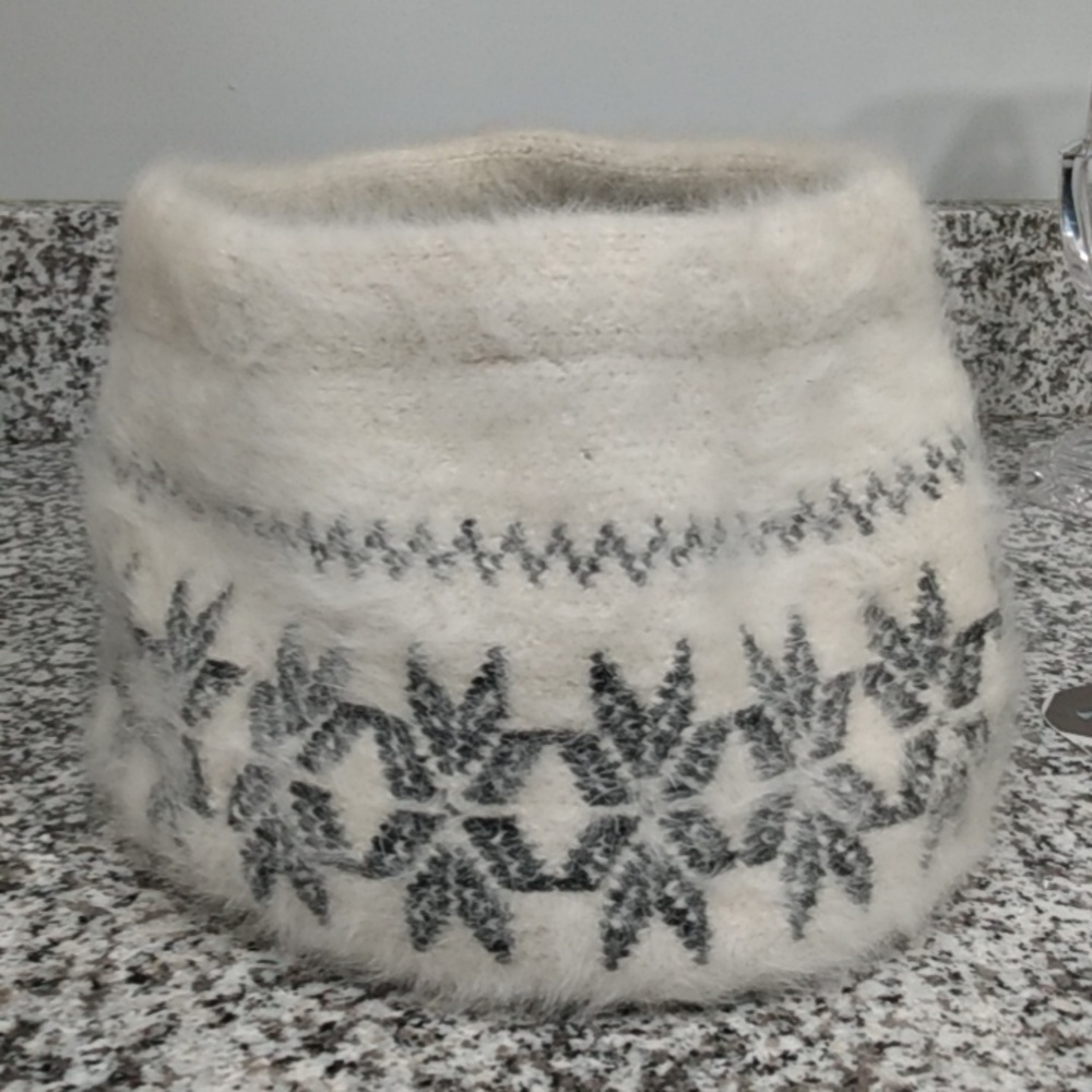 Like New, Angora Rabbit Fur Knit Winter Beret - Picture 11 of 16